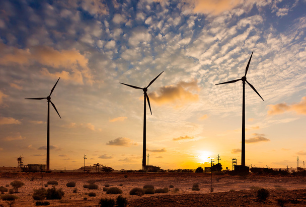 větrné turbíny sihouettes generátor na sunset - Fotografie, Obrázek