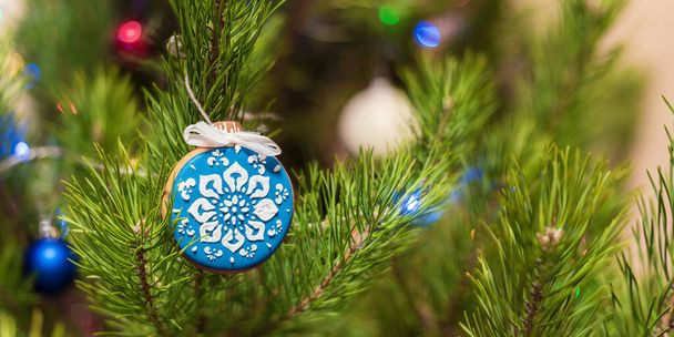 Lovely handmade cookies Christmas tree decoration, background. - Foto, Bild