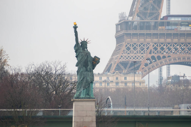 Paris, France. December 26. 2021. View of the replica of the Statue of Liberty on the Seine. Eiffel Tower in the background.. - Photo, Image