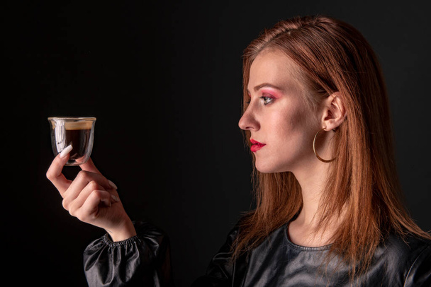 mujer beber café estudio retrato - Foto, Imagen