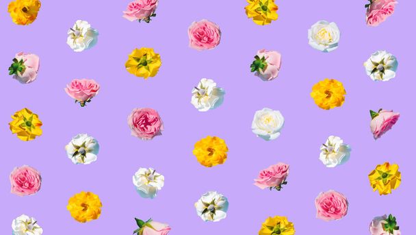 Δημιουργικό σχέδιο λουλουδιών φτιαγμένο με πολύχρωμα λουλούδια σε παστέλ μωβ φόντο. Ελάχιστη ιδέα άνοιξη. Ημέρα του Αγίου Βαλεντίνου ή 8 Μαρτίου ιδέα. Ιδέα για την Ημέρα της Μητέρας. - Φωτογραφία, εικόνα