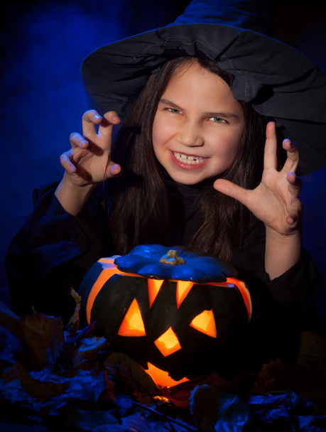 die kleine Hexe mit Halloween-Kürbis - Foto, Bild