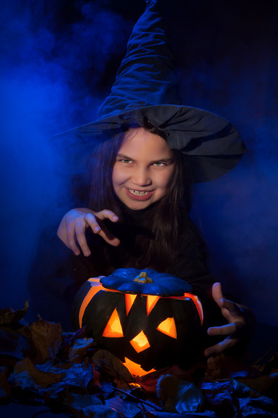 Маленькая ведьма с тыквой на Хэллоуин
 - Фото, изображение