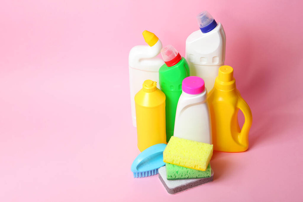 Renkli bir arkaplanda metin için yeri olan temizlik ürünleri seti - Fotoğraf, Görsel