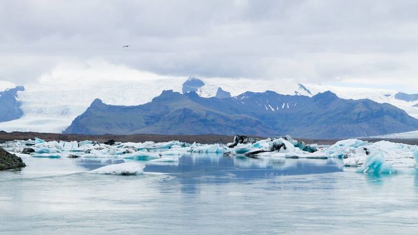 Jokulsarlon glacial lake, Iceland. Icebergs floating on water. Iceland landscape - Foto, Bild