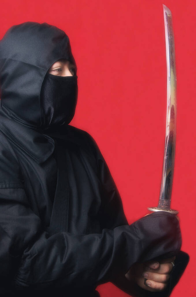 Ninja dobott csillag fegyver és piros háttér képregény stílus illusztráció - Fotó, kép