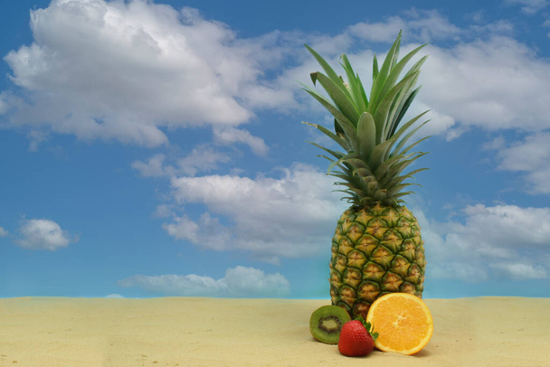 Ananas, trooppinen juoma ja hedelmät hiekalla Sky tausta - Valokuva, kuva