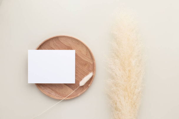 Blank paper cards, Mockup with pampas grass on a wooden plate, beige background, Minimal beige workplace composition, flat lay, mockup - Foto, immagini