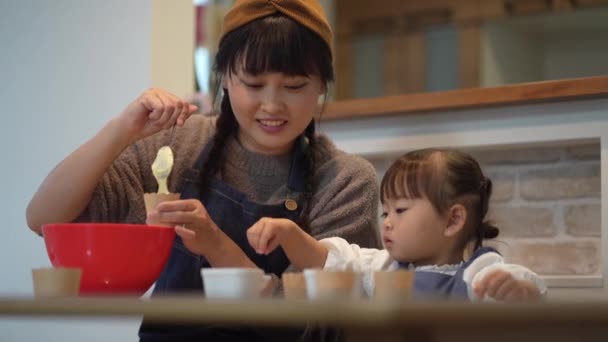 Parents and children making sweets  - Filmmaterial, Video