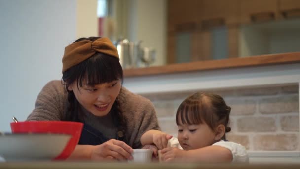 Parents et enfants faisant des bonbons  - Séquence, vidéo