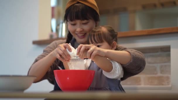 Parents and children making sweets  - Filmmaterial, Video