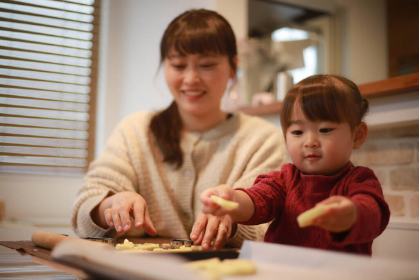 お菓子を作る親子  - 写真・画像