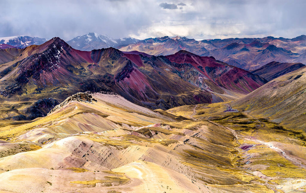 Ландшафт на горі Вінікунка в Перу. - Фото, зображення