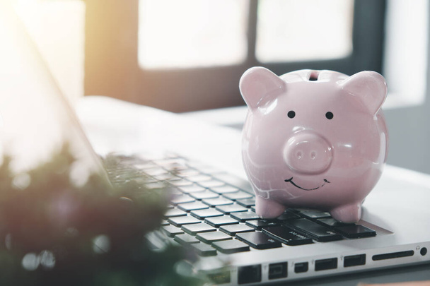 Piggy bank on laptop computer, Concept financial business investment, business, finance, investment, financial planning.. - Фото, изображение