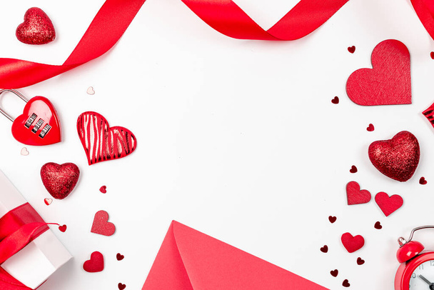 Ystävänpäivän juliste. Punainen sydän, romanttinen lahja rakkauden valkoisella taustalla. Ystävänpäivä rakkaus kaunis koristelu kopioi tilaa - Valokuva, kuva