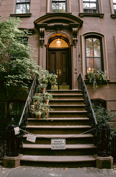 Fachadas típicas de la ciudad de Nueva York. Casas de ladrillo marrón en Nueva York, Estados Unidos - Foto, Imagen