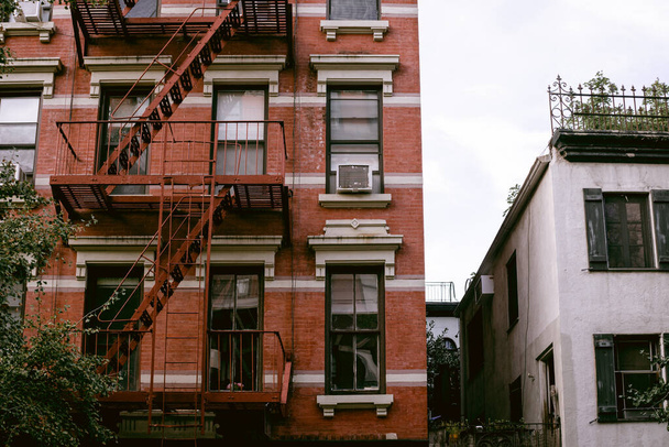 Typical facades of New York City. Brown brick houses in NYC, USA - Foto, Imagem