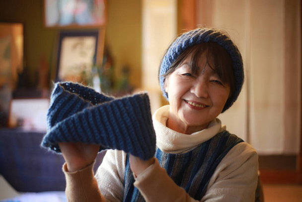 Female hand-knitting neck warmer  - Foto, afbeelding