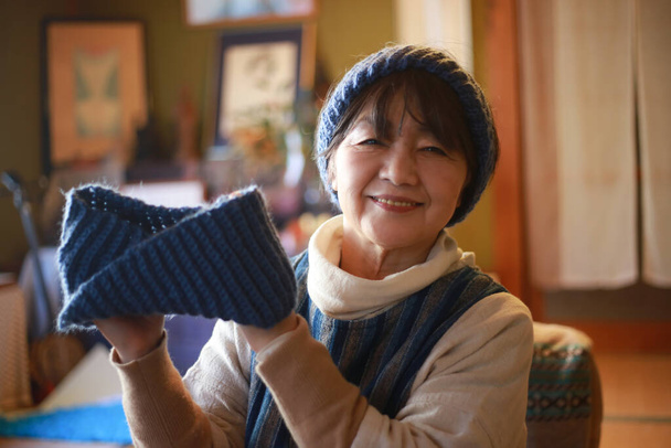 Female hand-knitting neck warmer  - Fotoğraf, Görsel