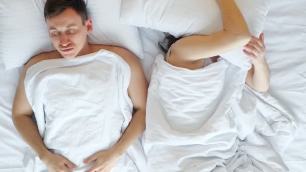 Mujer trata de dormir y despierta roncando marido en la cama - Imágenes, Vídeo