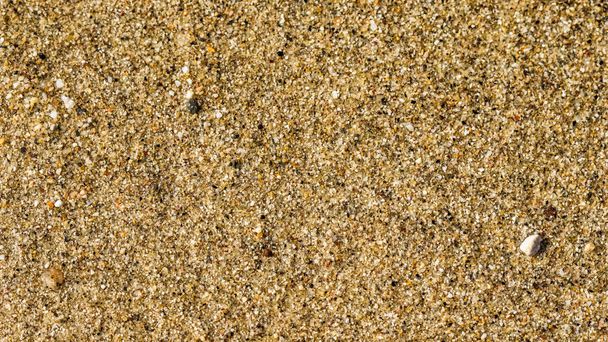 Фон з піску, дрібної гальки і хвиль, що течуть на морському пляжі. Концепція літніх канікул
 - Фото, зображення