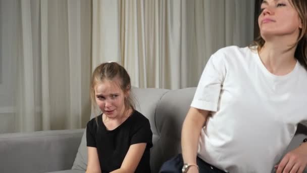 Teenager-Mädchen beschwert sich weinend, während Mutter Tochter beruhigt - Filmmaterial, Video