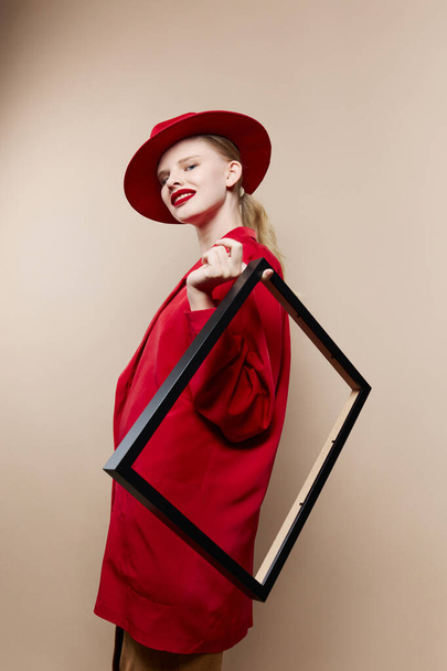 mujer en traje rojo foto marco posando - Foto, Imagen