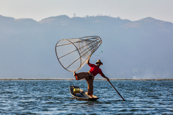 Perinteinen burmalainen kalastaja Inle-järvellä
 - Valokuva, kuva