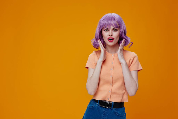 Positivo giovane donna gesti mano capelli viola moda vestiti colore sfondo inalterato - Foto, immagini
