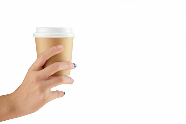 Mujer sosteniendo taza de café en mano aislado sobre fondo blanco. - Foto, imagen