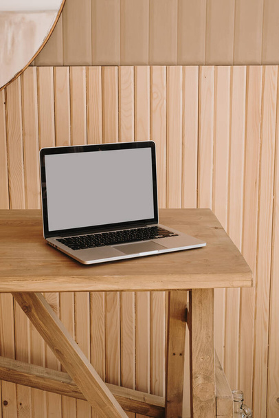 Laptop mit leerem Kopierraum-Bildschirm. Minimalistischer Arbeitsplatz für Home Office Schreibtische. Arbeit zu Hause - Foto, Bild