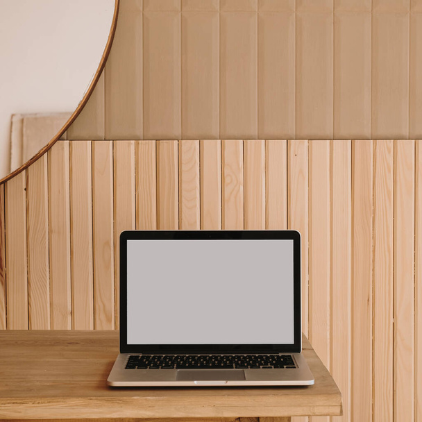 Порожній ноутбук на дерев'яному столі. Робочий простір робочого столу домашнього офісу. Копіювати макет простору блогу, шаблон веб-сайту. Блогер, концепція аутсорсингової роботи
 - Фото, зображення