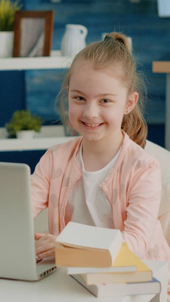 Πορτρέτο της μαθήτριας χρησιμοποιώντας φορητό υπολογιστή για online σχολικές τάξεις - Φωτογραφία, εικόνα