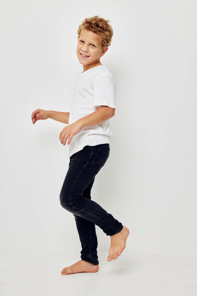 αγόρι σε λευκό t-shirt ξυπόλυτος σε πλήρη ανάπτυξη - Φωτογραφία, εικόνα