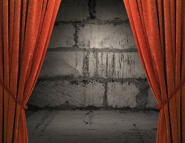 viejo interior con cortinas rojas, muro de hormigón - Foto, Imagen