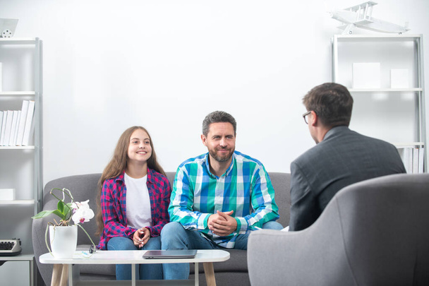Psychologen geben Familientherapie für Vater und Tochter Teenager Mädchen, Psychologie. Erziehungskonflikte, Kinder-Krise. - Foto, Bild