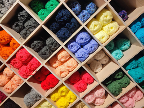 Muchos colores diferentes bolas de lana clews - Foto, Imagen