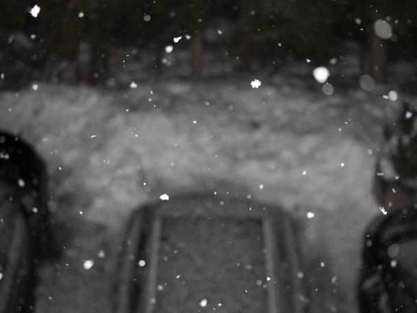 χιόνι πέφτει χιονίζει τη νύχτα σε dolomites βουνά χώρο στάθμευσης αυτοκινήτων - Φωτογραφία, εικόνα