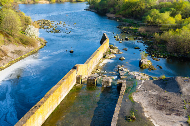 Paisagem de verão uma barragem de usina hidrelétrica - Foto, Imagem