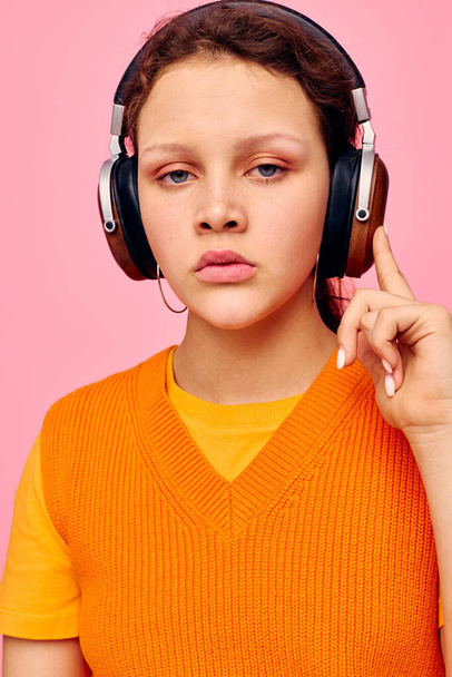 pretty girl headphones music fashion posing isolated backgrounds unaltered - Foto, Imagen