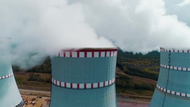 Volando sobre la torre de refrigeración llena de humo de una central nuclear - Imágenes, Vídeo