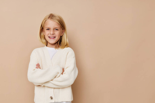 Маленька мила дівчинка в білому светрі обрізаний вид
 - Фото, зображення