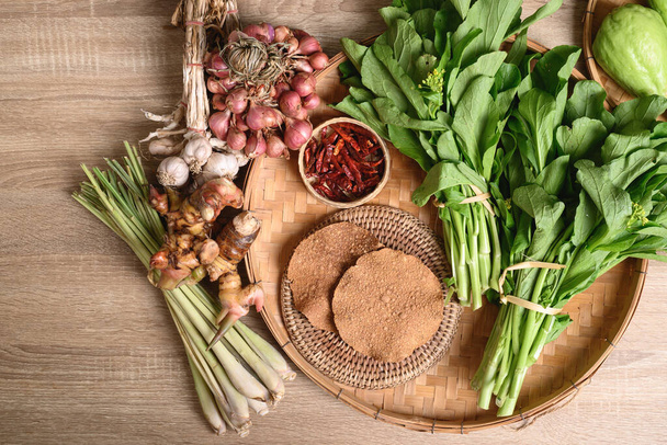 Ingrediente alimentario tailandés del norte, Hoja de soja podrida fermentada seca con especias y verduras, Comida tailandesa local - Foto, Imagen