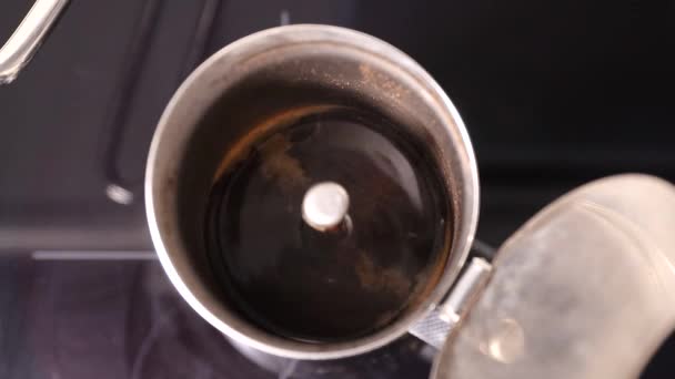 Café expreso filtrándose en una cafetera espresso - Metraje, vídeo