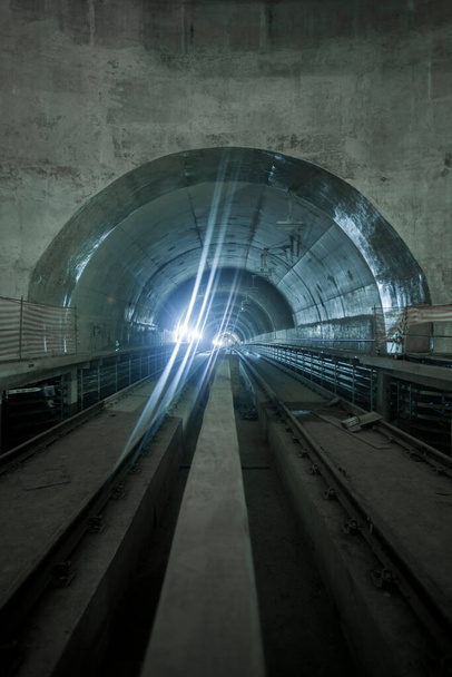 Υπόγεια εγκατάσταση με ένα μεγάλο τούνελ που οδηγεί βαθιά μέσα. Μετρό - μετρό εργοτάξιο. Υψηλής ποιότητας φωτογραφία - Φωτογραφία, εικόνα
