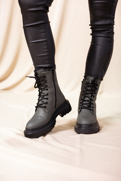 Pernas de mulher em sapatos de couro com material natural. Estilo de moda nova coleção de calçados - Foto, Imagem
