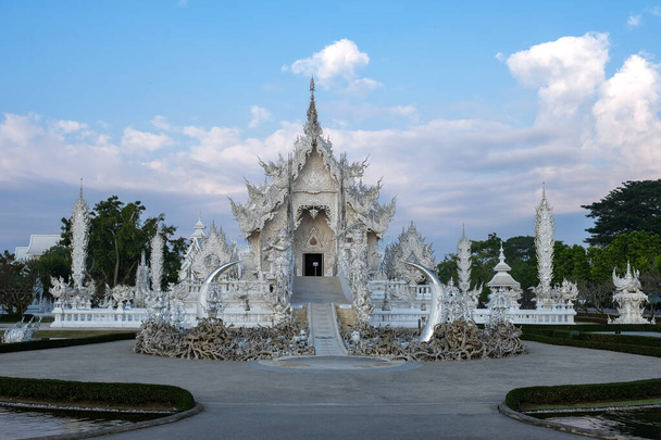 Chiang Rai Thailand, whithe temple Chiangrai during sunset, Wat Rong Khun, aka The White Temple, in Chiang Rai, Thailand. Panorama white tempple Thaialnd - Foto, immagini