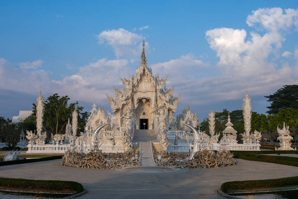 Chiang Rai Thailand, whithe temple Chiangrai during sunset, Wat Rong Khun, aka The White Temple, in Chiang Rai, Thailand. Panorama white tempple Thaialnd - Foto, afbeelding
