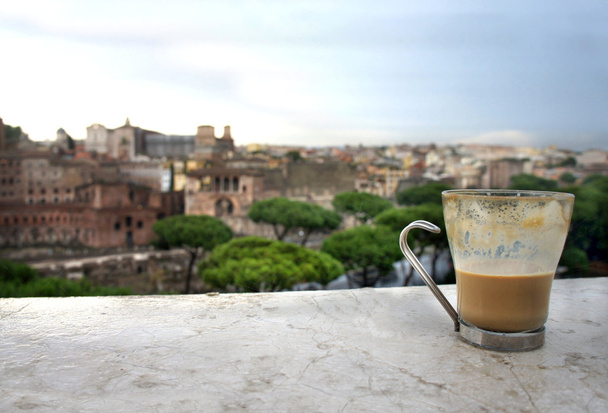 カフェ ・ ラテ カップとローマの美しい景色  - 写真・画像