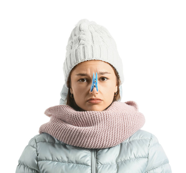 Malade jeune femme avec nez bouché sur fond blanc - Photo, image